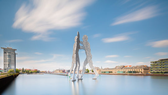 Molecule Man Berlin Skyline